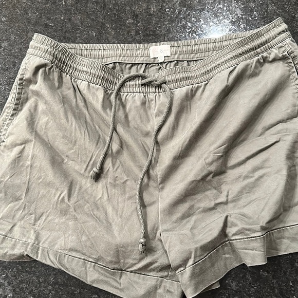 Pull on shorts w pockets - Picture 1 of 4